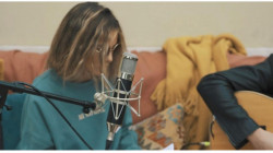 بشكل مفاجئ .. النيران تشتعل في شعر مغنية مشهورة أثناء التصوير... فيديو
