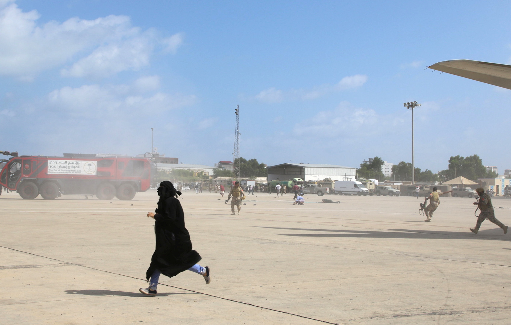 Blasts hit Yemen’s Aden airport as new unity government arrives 