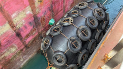 فريق مكافحة المتفجرات يعجز عن تفكيك اللغم البحري الملتصق بالناقلة النفطية