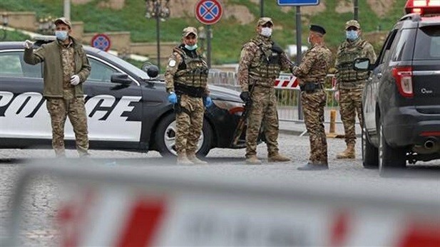 باوگ و دوو کوڕ لەناو کوشیگ وزەخمدارەیل  مرافەیگ لەبان زووییگ لە کوێسنجاق