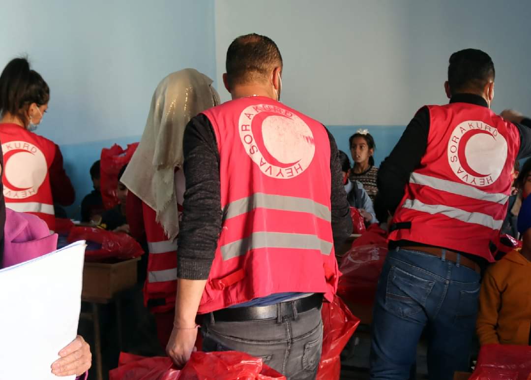 توزيع مساعدات على نازحين بمخيم في الحسكة