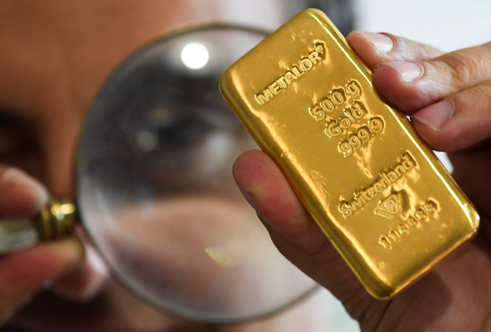 Gold gains after Capitol siege and slow COVID-19 vaccine rollouts