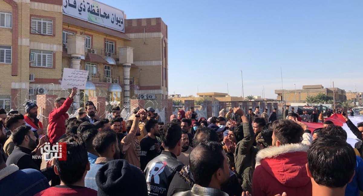 Dhi Qar graduates demonstrate near the governorate's headquarters 