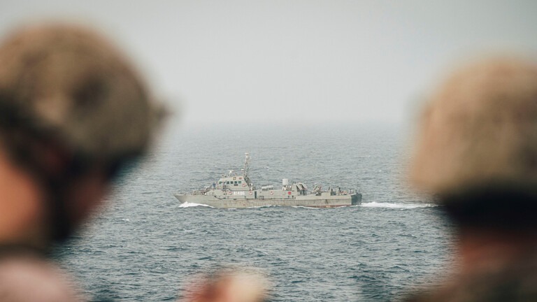 إيران تسير دوريات عسكرية في البحر الأحمر لحماية سفنها