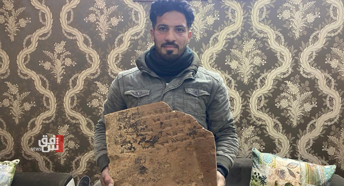 بالصدفة .. عامل بناء يعثر على لوح أثري يعود للعصر الآشوري في الموصل (صور)