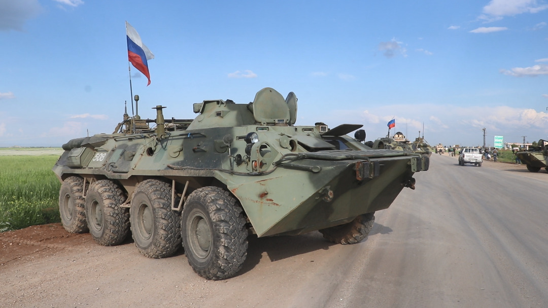 تعزيزات عسكرية روسية إلى الحسكة بالتزامن مع تصاعد التوتر بين النظام السوري والإدارة الذاتية