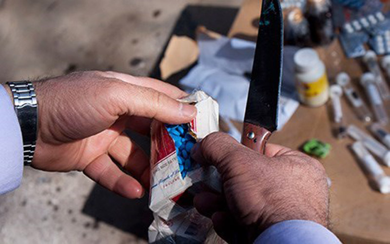 An intelligence team arrest a drug dealer in Najaf 