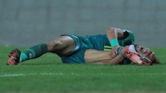 تعرض أحمد جلال لكسر في الساق أثناء مباراة الشرطة والقوة الجوية (فيديو)‎