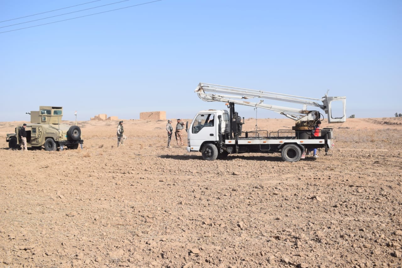  الجيش العراقي يؤمن حماية فرق صيانة ابراج الكهرباء في ديالى