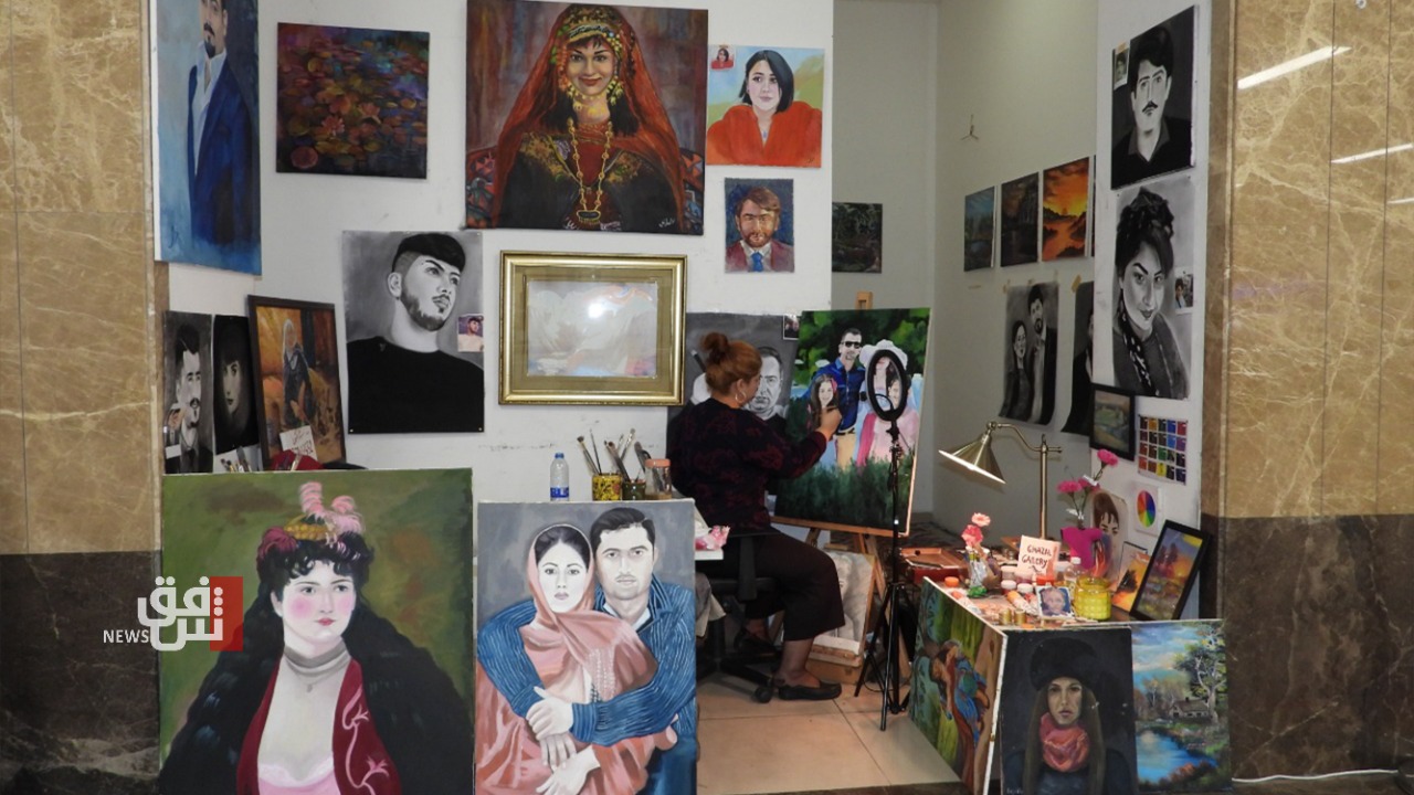  "غزالة" تتحدى صعاب العوق والحياة بالفن.. صور 