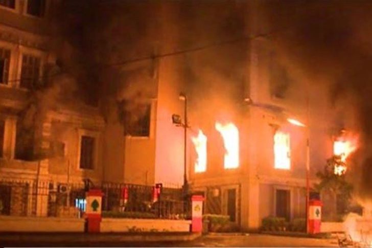 محتجون لبنانيون يضرمون النيران بمبنى حكومي