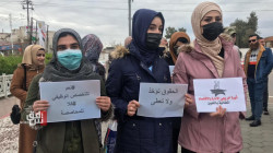 صور.. خريجو كلية يتظاهرون في محافظتين عراقيتين ويقطعون جسرا حيويا