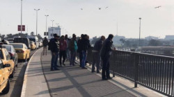 الشرطة تحبط محاولة انتحار لفتاة من أعلى جسر معسكر الرشيد في بغداد