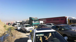 العشرات من سائقي الشاحنات يقطعون طريق الموصل – اربيل 