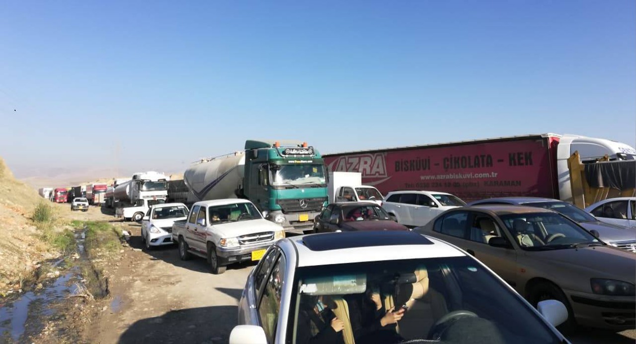 Truck drivers block the Mosul-Erbil road
