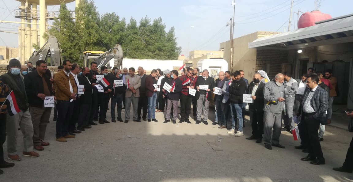 صور .. العشرات من موظفي الكهرباء يبدأون إعتصاماً مفتوحاً جنوبي العراق