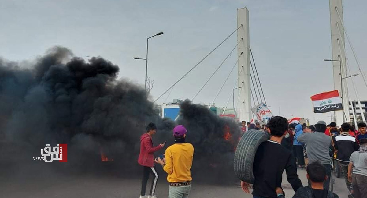 Demonstrators gather in city of Nasiriya, block bridges, clash with security forces