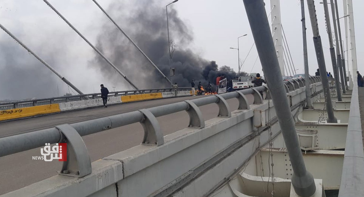 Protestors block "The Civilizations Bridge" in Dhi Qar