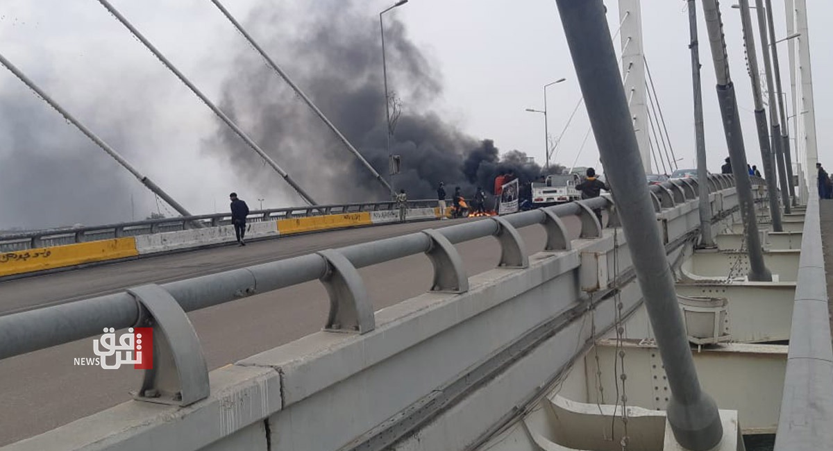 بالصور.. متظاهرو ذي قار يقطعون جسر الحضارات للمطالبة بالكشف عن مصير سجاد العراقي