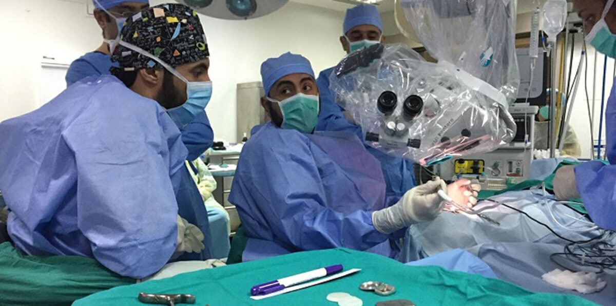 فريق طبي يجري عملية جراحية نادرة جنوبي العراق