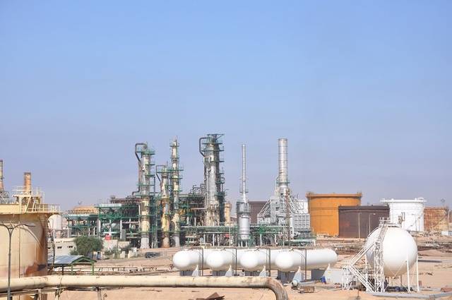 النفط يستقر مع انخفاض المخزونات الامريكية مقابل احتمال تدفق النفط الإيراني