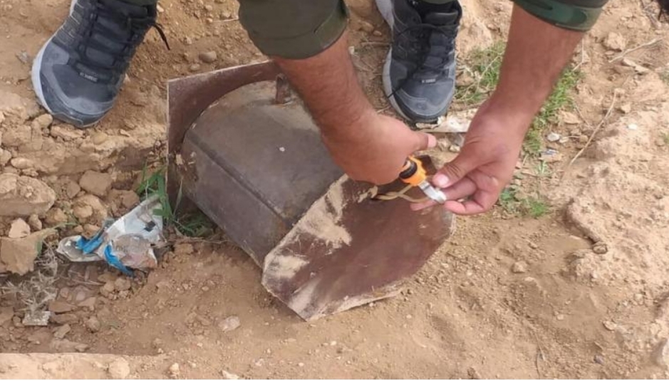 The Asayish dismantles a landmine in Deir Ezzor 