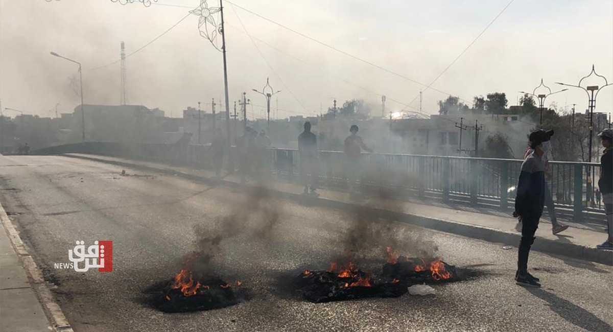 Demonstrators clash with the security forces in Dhi Qar 