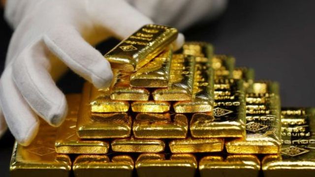 Gold yields as dollar slips