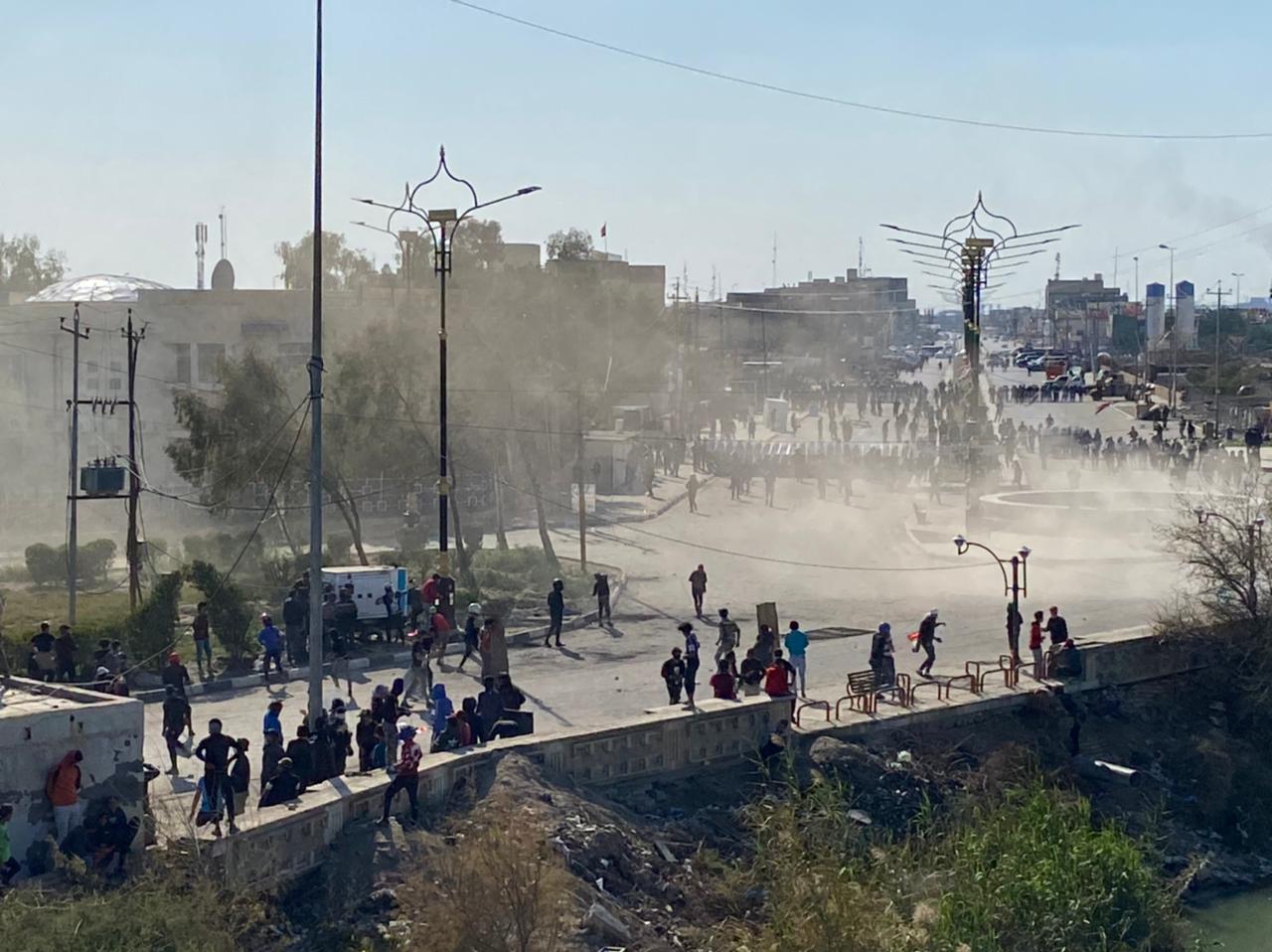 مركز الناصرية ساحةً للكر والفر بين القوات الأمنية والمحتجين: يتراشقون بالحجارة