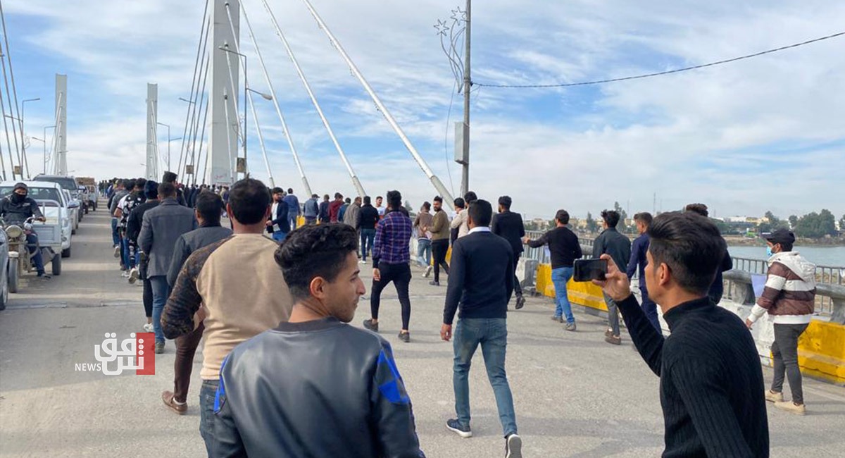 Protestors hem in the Urr General Company with Somar Operations Commander in it 