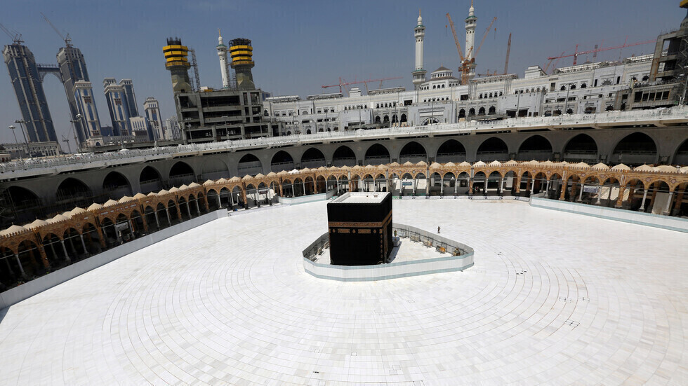 Iraqi citizens are surprised by the refusal of government banks to sell dollars to pilgrims