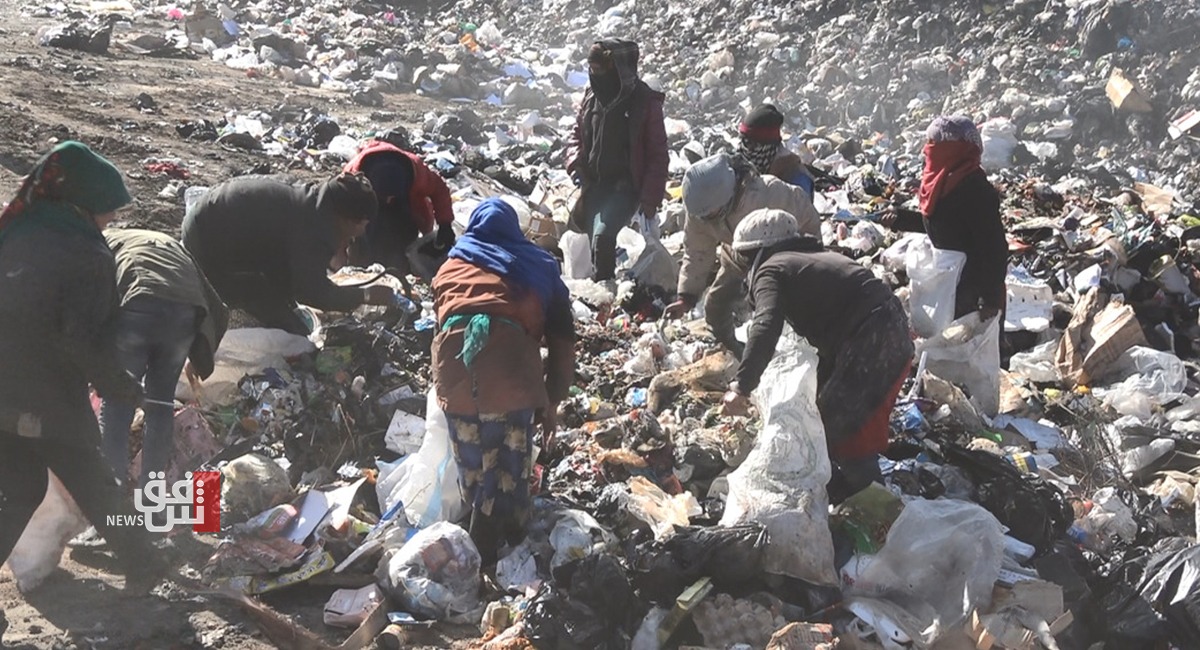 In the shadow of oil rigs, Syrians feed on landfills