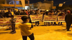 العشرات يتظاهرون ضد حظر التجوال في بغداد.. صور