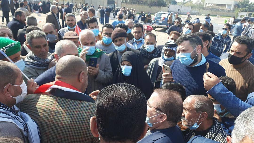 صور.. السجناء السياسيون يتظاهرون أمام مقر الحكومة العراقية للمطالبة بإطلاق رواتبهم
