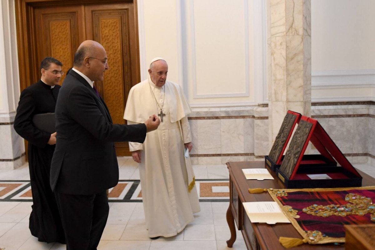 Salih presents two murals to Pope Francis 