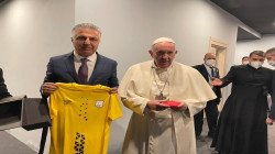 نادي أربيل يهدي بابا الفاتيكان قميص فريق كرة القدم