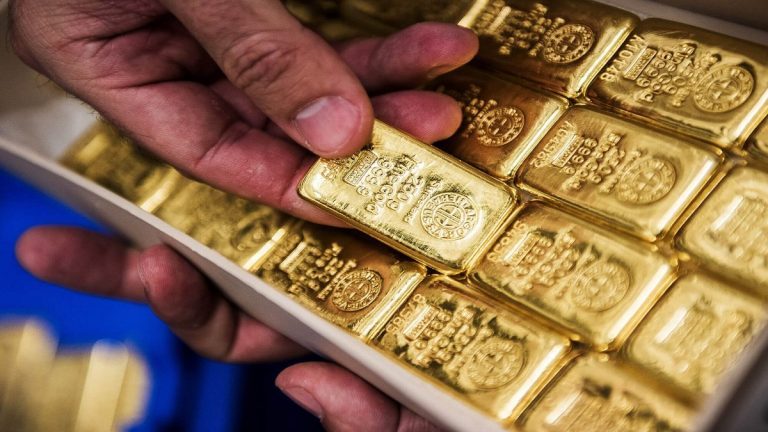 Gold slides 1% after US jobs data raises rate hike bets