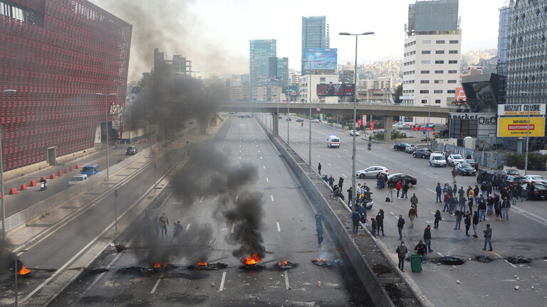 Lebanese wave the roads, block roads for the 7th   straight day