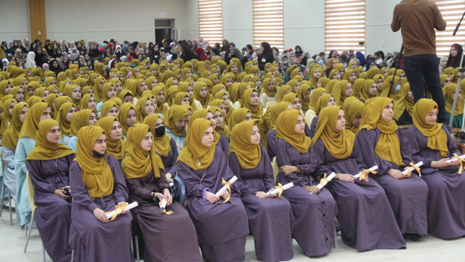 في مدينة بإقليم كوردستان .. حزب إسلامي يحجب 400 فتاة (صور)