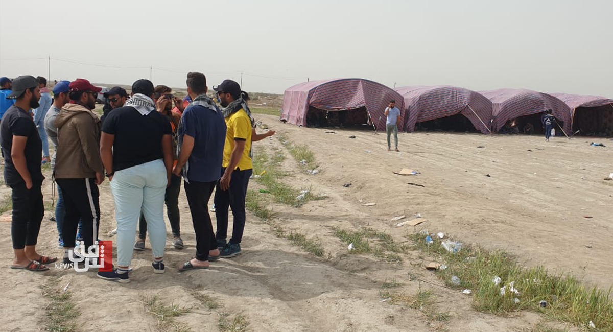 Young engineers and technicians still protesting around Dhi Qar oil refinery