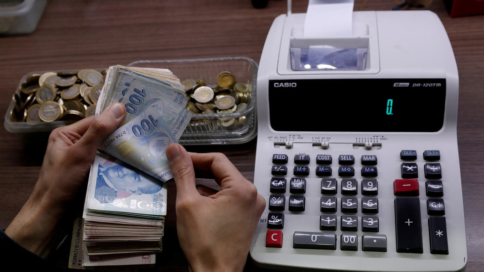 Turkish lira slightly weaker ahead of key rate decision