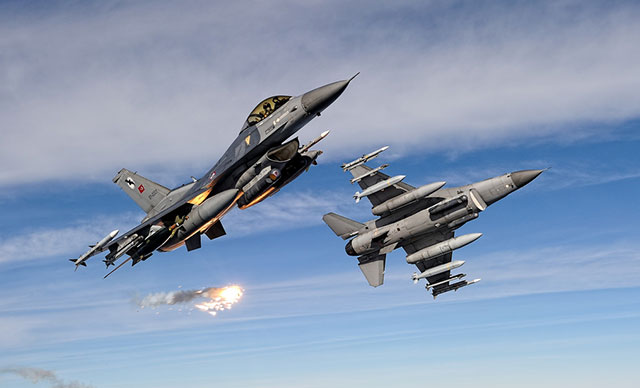 طائرات أف-16 العراقية تدمر وكراً لداعش في بحيرة حمرين