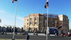 قوة من الجيش تمنع موظفي محافظة ذي قار من دخول المبنى