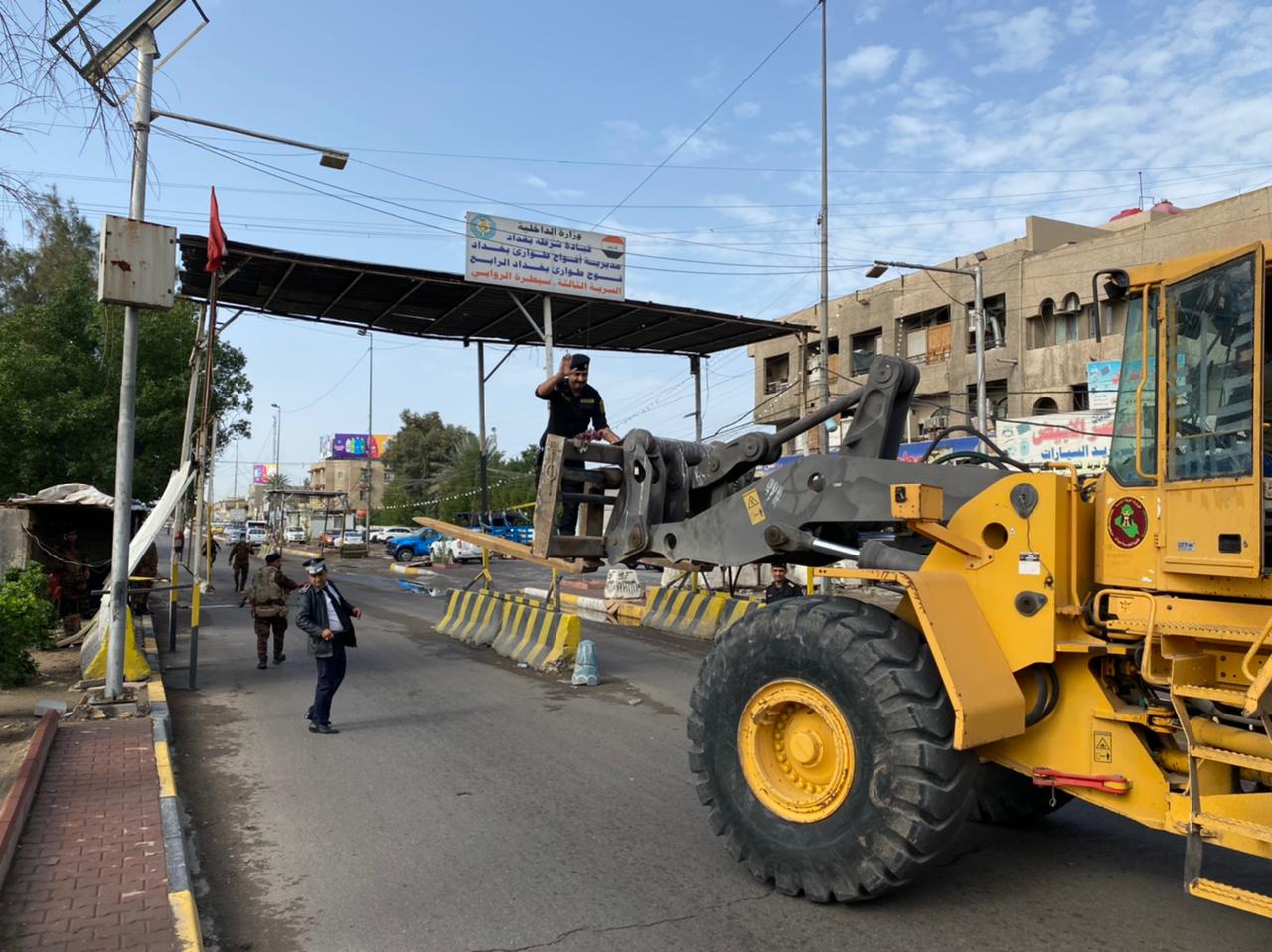 صور.. إزالة أول سيطرة امنية في رصافة بغداد