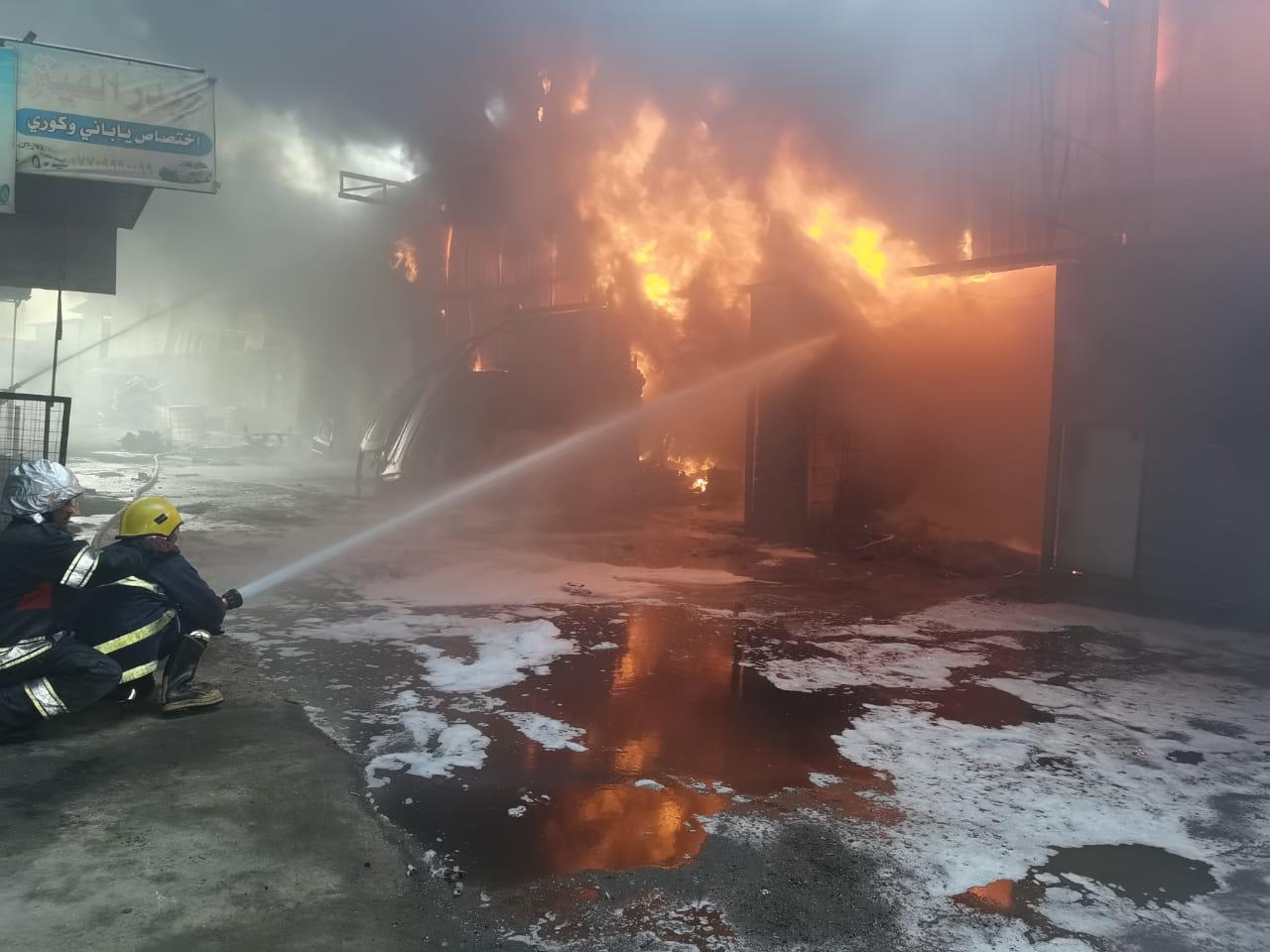 صور.. إخماد حريق "كبير" وإنقاذ عاملين وسط بغداد
