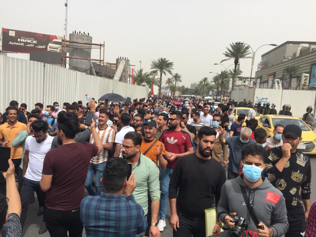 صور .. تظاهرات حاشدة وسط بغداد تقطع طريقاً مؤدياً للمنطقة الخضراء المحصنة