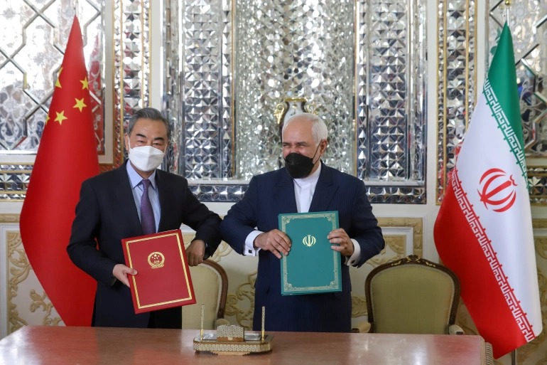 إيران والصين توقّعان اتفاقاً استراتيجياً يشمل تعاوناً عسكرياً