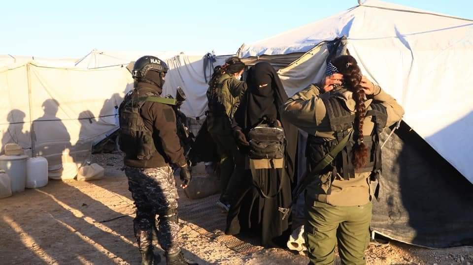 "قسد" تنهي عملياتها في القطّاع الأول من مخيم الهول باعتقال 23 داعشياً 