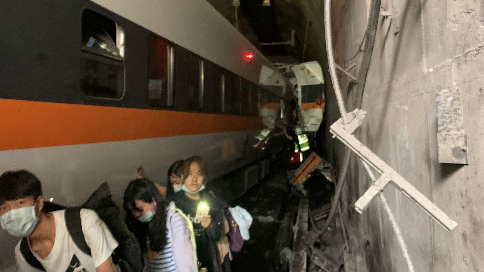 Train derails in Taiwan, kills at 36 people