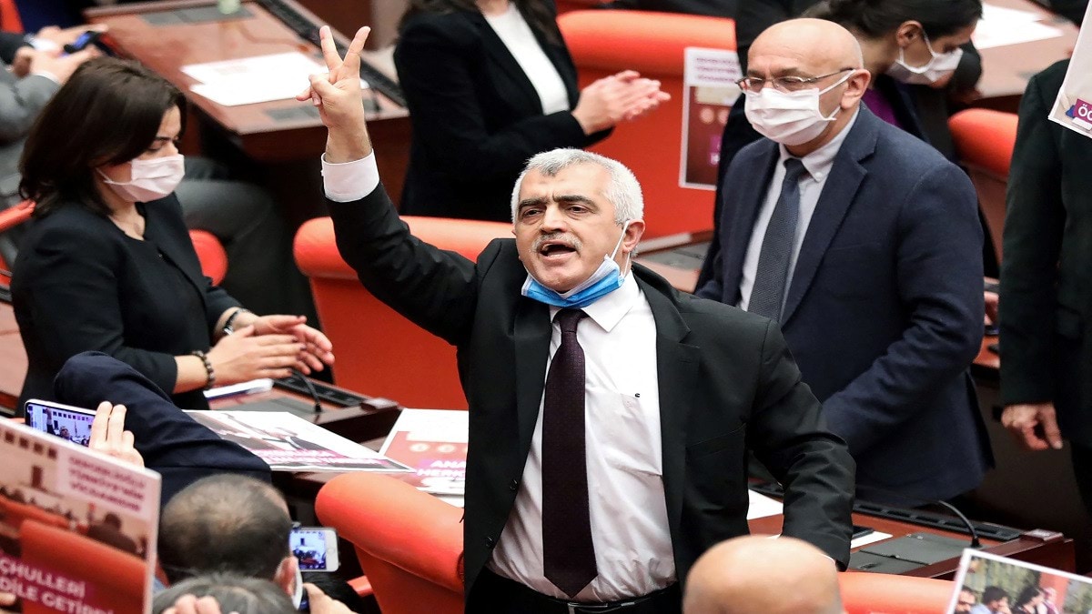 تركيا تعتقل نائباً سابقاً عن حزب مؤيد للكورد